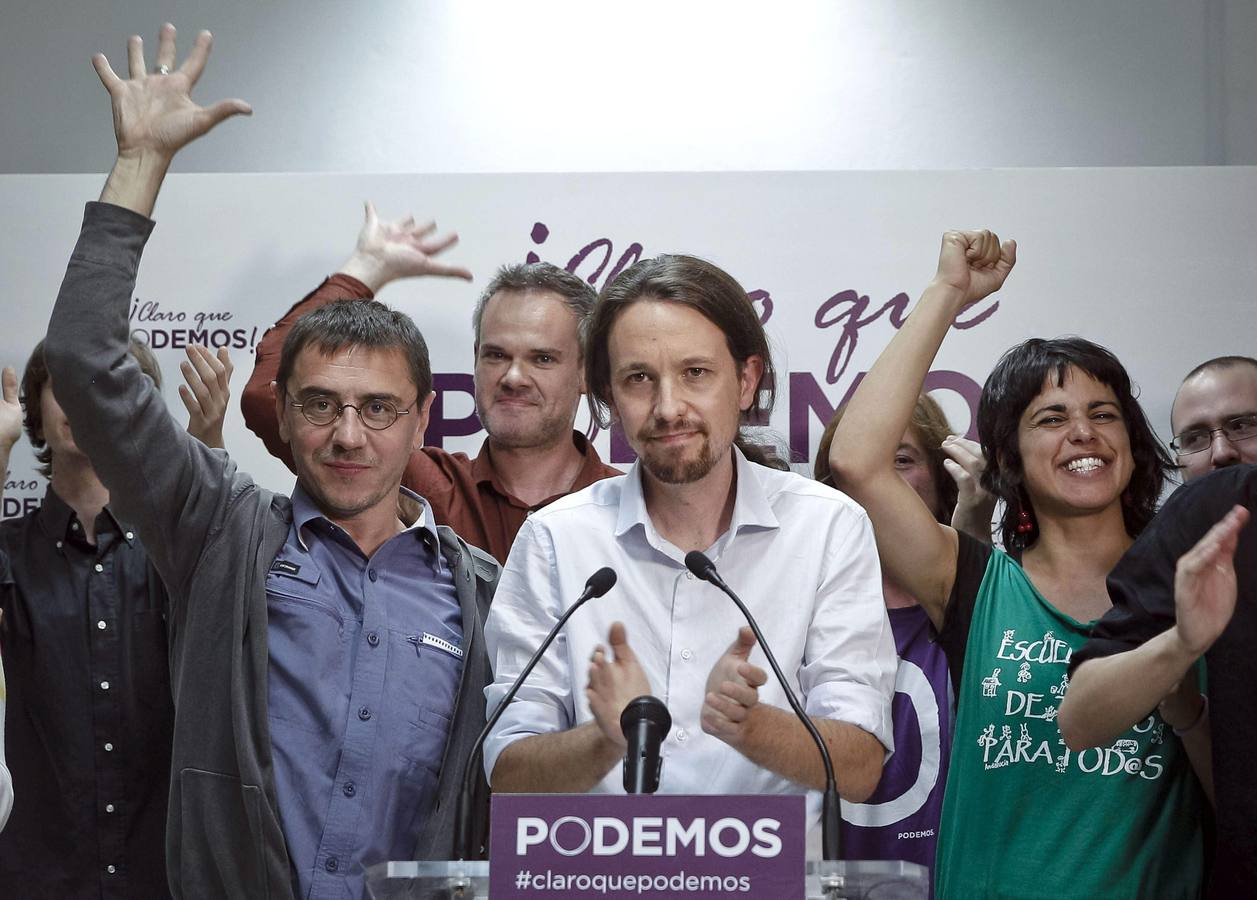 Domingo, 25 de mayo: Pablo Iglesias, cabeza de lista de Podemos a las Elecciones Europeas (c), saluda a sus simpatizantes tras conocer los resultados electorales. EFE/Emilio Naranjo