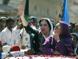 Benazir Bhutto sigue siendo el objetivo de los terroristas. /ARCHIVO