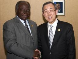 El secretario general de la ONU, Ban Ki-moon, saluda al presidente de Kenia, Mwai Kibaki. /REUTERS