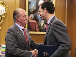 El Rey y el Príncipe se saludan en una de sus reuniones habituales de trabajo en el Palacio de la Zarzuela. /ARCHIVO
