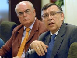 El presidente de Caja de Jaén  José Antonio Arcos Moya (i), junto al director general de la entidad, Dionisio Martín (d), durante la presentación de los resultados de 2008. / Archivo