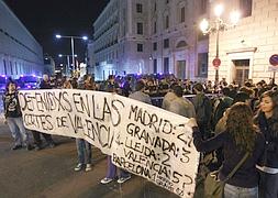Los 'indignados' madrileños expresan su solidaridad con los activistas desalojados en Valencia. / Reuters