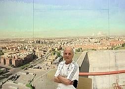 El pintor posa con uno de sus cuadros de Madrid al fondo. / Foto: Alberto Ferreras | Vídeo: Virginia Carrasco