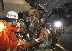 Al menos 32 muertos al descarrilar un tren bala en China