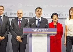 El lehendakari, junto a los miembros de su Ejecutivo, comparece ante los periodistas. / Foto: Efe | Vídeo: Irekia