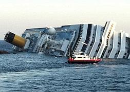 El crucero accidentado en la costa de la Toscana. / Reuters