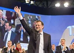 Rajoy saluda tras su discurso. / Foto: Efe | Vídeo: Atlas