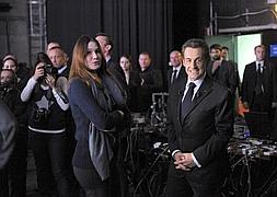 El presidente francés, Nicolas Sarkozy, junto a su esposa, Carla Bruni. / Philippe Wojazer (Reuters)