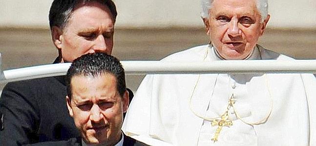 El mayordomo de Benedicto XVI Paolo Gabriele, en primer plano a la izquierda. / Foto: Efe
