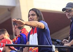 Radamel Falcao, junto a sus compañeros, ofrececiendo la Supercopa de Europa a la afición del Atlético de Madrid. / EFE