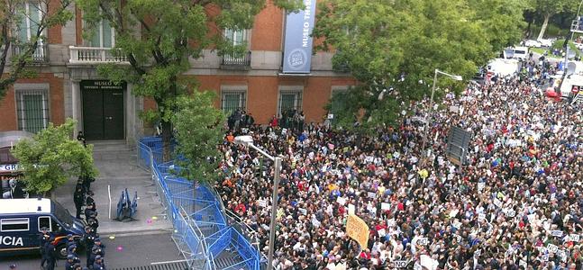 Gran número de personas en la Plaza de Neptuno tras partir desde la plaza de Cibeles el 25S. / Paqui Gallego (Efe)