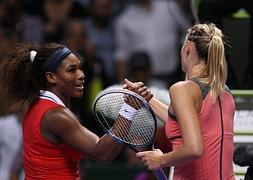 Serena Williams (i) y María Sharapova se saludan tras concluir la final./Bulent Kilic (AFP)