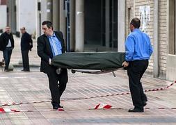 Trabajadores de la funeraria trasladan el cadáver. / Efe | Luis Calabor