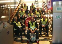 Un grupo de 'yayoflautas' ocupan una sucursal para parar un desahucio el pasado míercoles. / Efe