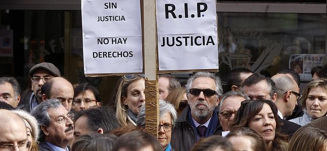 Jueces y fiscales a la puerta de la sede del Ministerio de Justicia en Madrid. / Foto: Efe | Vídeo: Europa Press