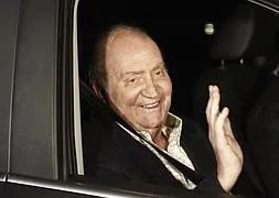Don Juan Carlos, a la salida del hospital. / Archivo