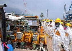 Técnicos en energía nuclear inspeccionan la central de Fukushima. / Afp