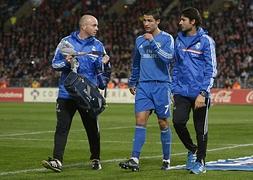 Cristiano (c) camina hacia al banquillo tras lesionarse en Almería. / Francisco Bonilla (Reuters)