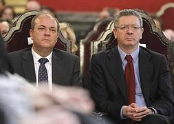 José Antonio Monago, junto a Alberto Ruiz-Gallardón. / Chema Moya (Efe)