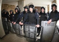 La Policía, en el edificio del Gobierno local de Donetsk. / Afp | Vídeo: Atlas