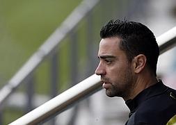 Xavi, sentado en la grada. / Albert Gea (Reuters)