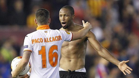 Paco Alcácer y Keita celebran la clasificación del Valencia.