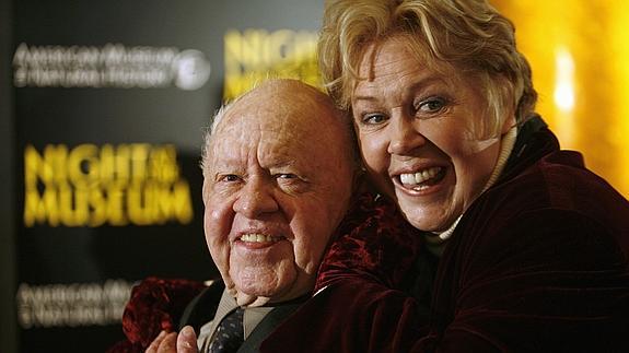 Mickey Rooney, junto a su esposa, Janice.