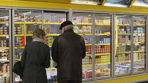 Una pareja compra yogures en un supermercado.