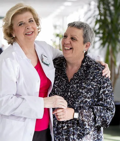 Meravelles Sánchez posa con su doctora, Montserrat Espuña, en el Hospital Clinic de Barcelona.