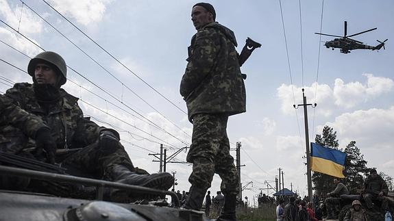 Soldados ucranianos permanecen sobre los vehículos militares en la ciudad de Kramatorsk.