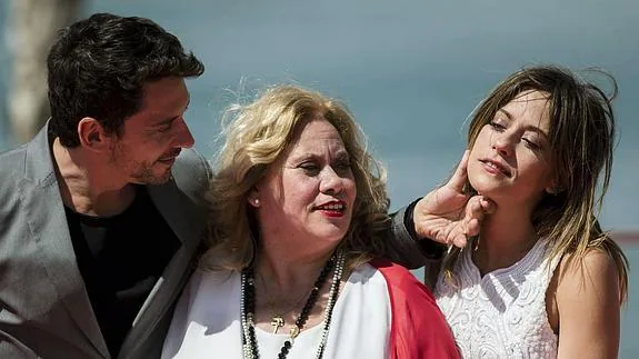 Paco León junto a su madre Carmina Barrios y su hermana, María León. Archivo