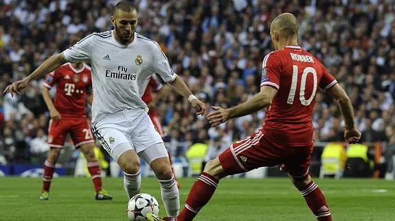 Karim Benzema (i) durante el partido contra el Bayern.