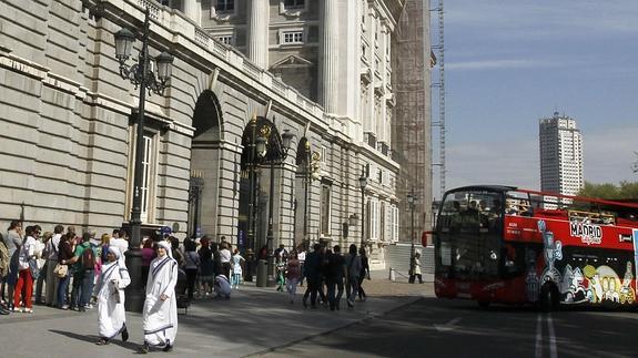 Turistas en los alrededores del Palacio Real, en Madrid. 
