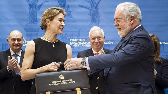 Isabel García Tejerina recibe la cartera de manos de Miguel Arias Cañete. 