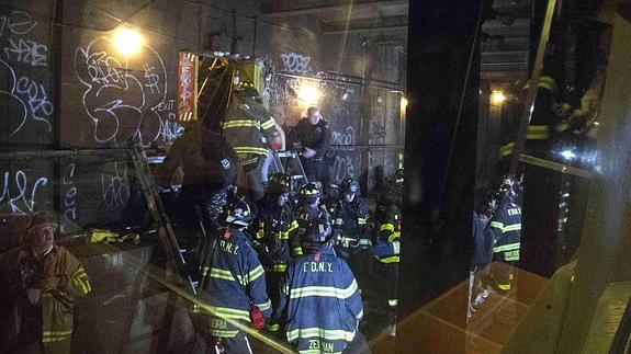 Los bomberos utilizaron salidas de emergencia para evacuar a los pasajeros
