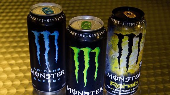 Latas de diferentes variedades de Monster Energy