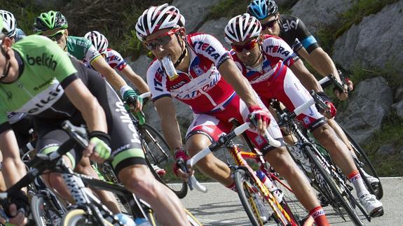 Joaquim Rodríguez "Purito" sostiene una botella con la boca.