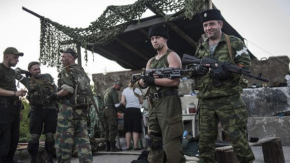 Militantes prorrusos armados montan guardia en un punto de control cerca a Slaviansk 