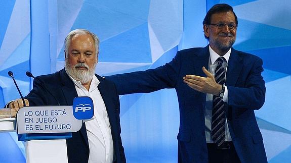 El presidente del Gobierno, Mariano Rajoy, y el cabeza de lista del PP a las europeas, Miguel Arias Cañete. 