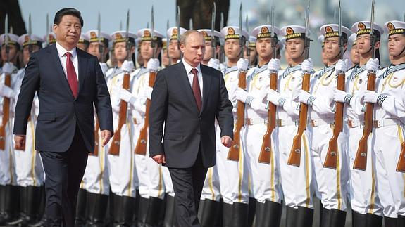 Xi Jinping y Vladímir Putin pasan revista a las tropas. 