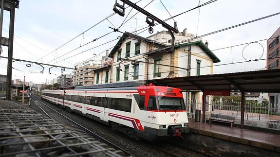 Tren en la estacion de cercanias de renfe en Barakaldo