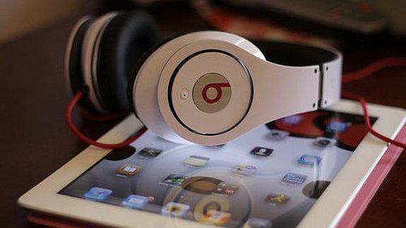 Unos auriculares de la empresa de sonido Beats Audio, sobre un iPad 