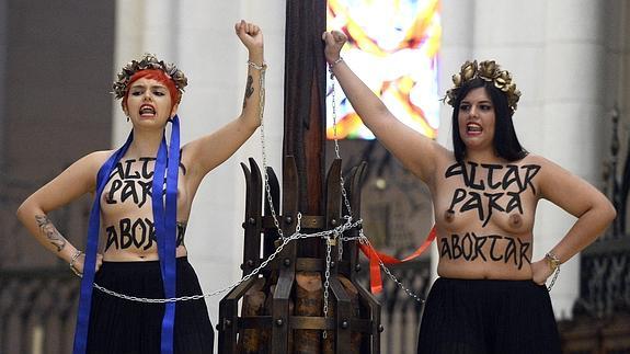 Las dos activistas encadenadas . 