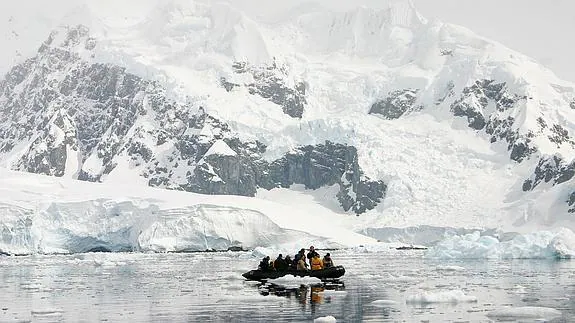Vistas de la costa antártica, con turistas visitándola. 