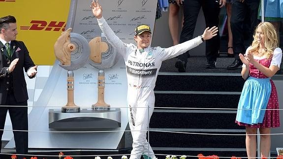 Rosberg celebra su triunfo en Austria. 
