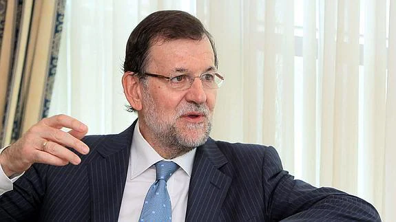 El presidente del Gobierno español, Mariano Rajoy, conversa al ser recibido por el presidente de Panamá. 