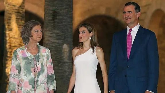 Los reyes de España, Felipe y Letizia (c), y la reina Sofía (i) a su llegada al Palacio de la Almudaina