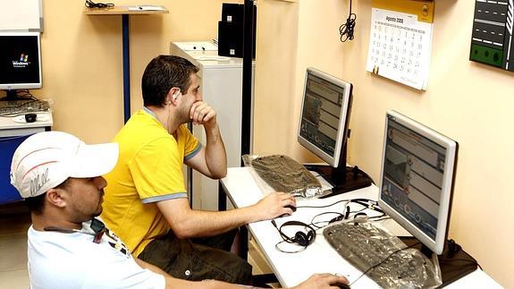 Clase teórica en un autoescuela. 