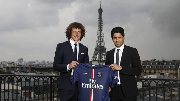 David Luiz posa junto a Nasser al Khelaifi con la camiseta del PSG.