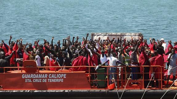 Un barco de Salvamento Marítimo repleto de inmigrantes se dirige al puerto de Tarifa (Cádiz)